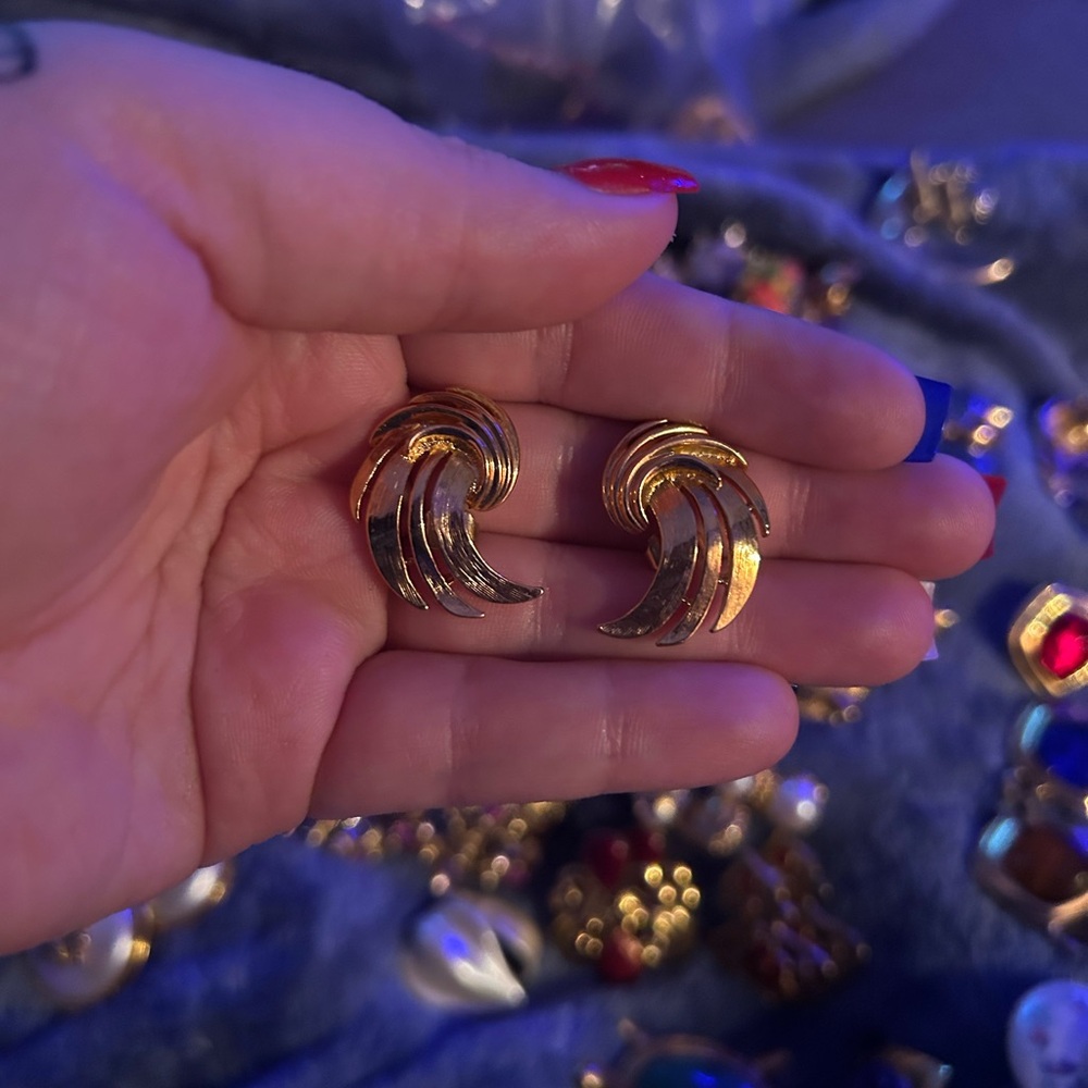 Vintage Avon Gold Tone Swirl Earrings